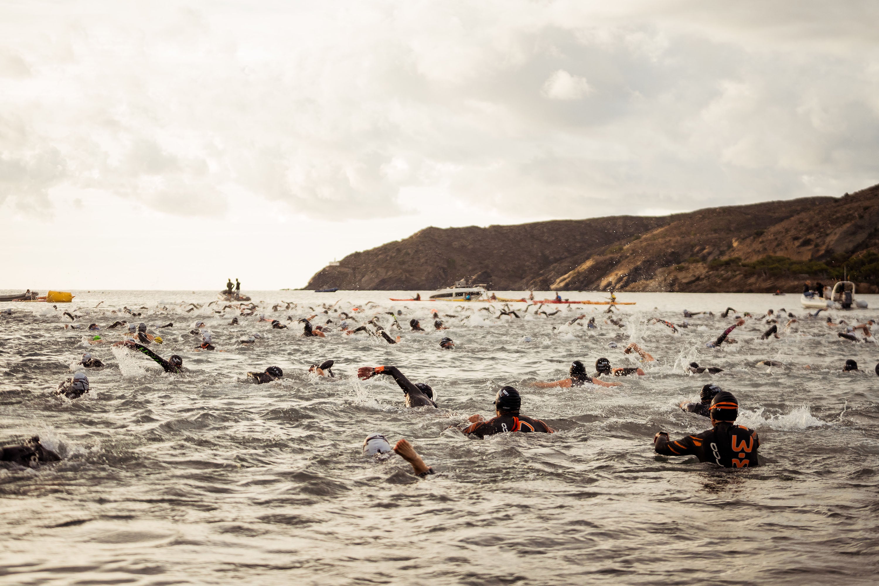Schwimmstart im Morgengrauen beim Sgrail 100 in Girona – Merchant & Friends